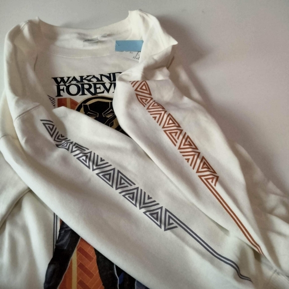 NWT Women’s Marvel Wakanda Forever Graphic Sweatshirt Cream M. - Picture 8 of 10